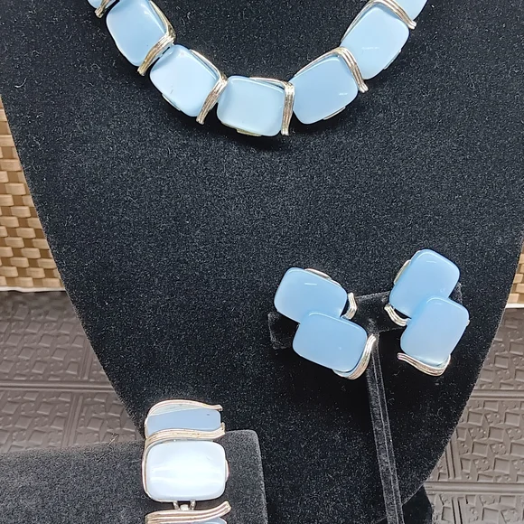Chic Silver and Blue Necklace Set